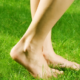 gezond uit bed - op blote voeten in het gras